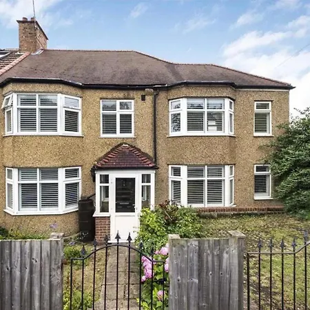 Spacious Home In London